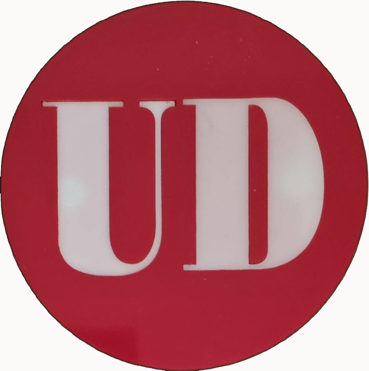 آرم   قرمز   UD   جرثقیل  روی گلگیر نیسان دیزل