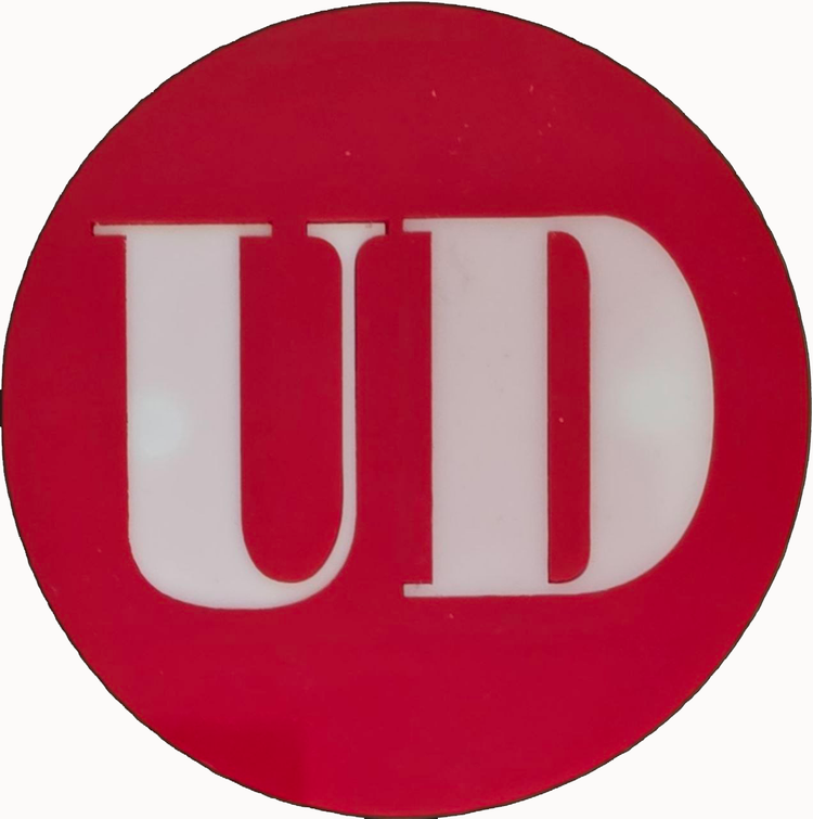 آرم قرمز UD جرثقیل روی گلگیر نیسان دیزل